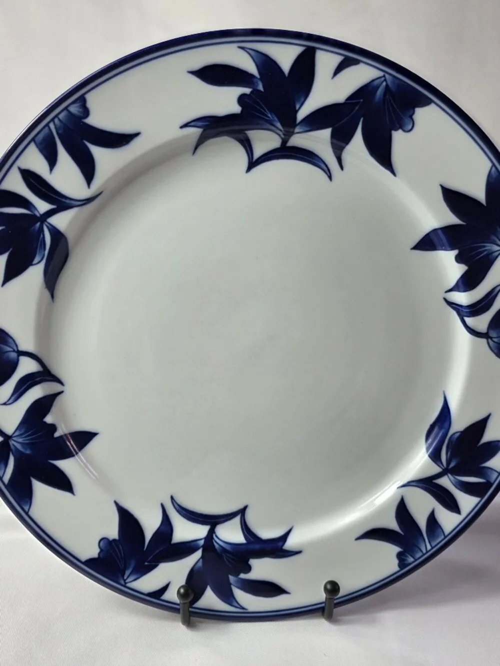 ONE Pier 1 Ming Dinner Plate White with Blue Leaves and Flowers